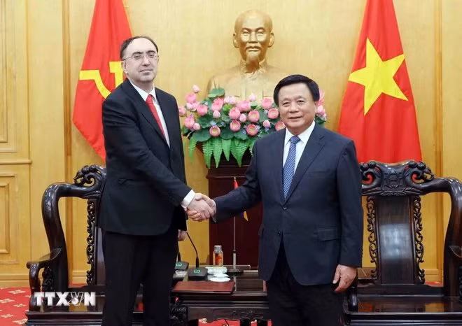 Giám đốc Học viện Chính trị Quốc gia Hồ Chí Minh Nguyễn Xuân Thắng tiếp Đại sứ Armenia tại Việt Nam Suren Baghdasaryan. (Ảnh: Phạm Kiên/TTXVN)