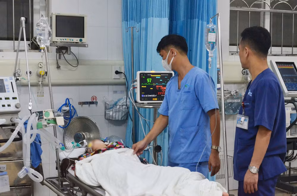 Bệnh nhân ngộ độc khí CO đang nằm điều trị tại Bệnh viện Bãi Cháy.