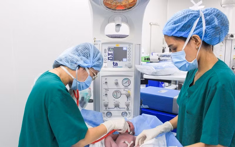 Giữ một thai khỏe mạnh cho sản phụ mang song thai phát triển bất cân xứng