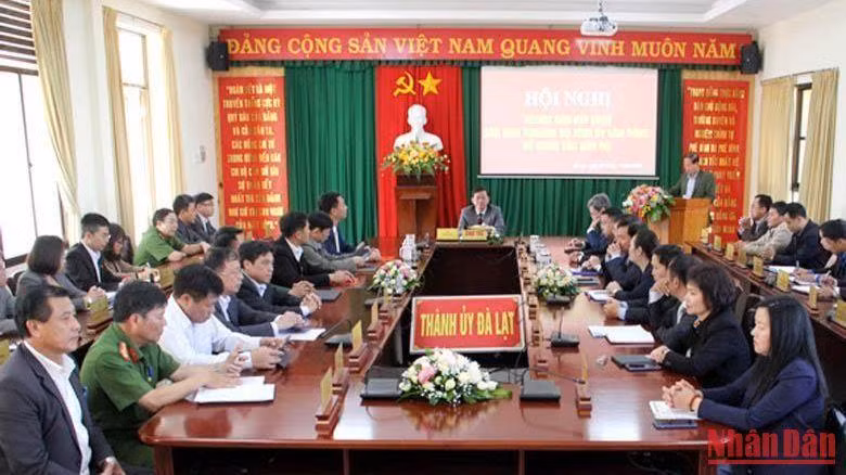 Quang cảnh hội nghị thông báo kết luận của Ban Thường vụ Tỉnh ủy Lâm Đồng về công tác cán bộ tại Thành ủy Đà Lạt. (Ảnh: D.N)