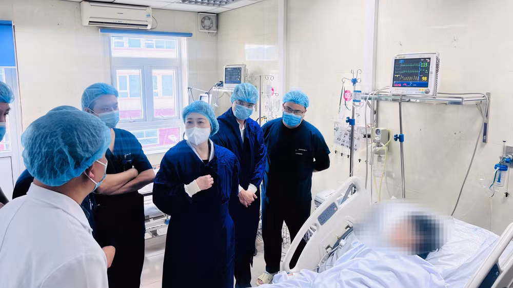 Bộ trưởng Y tế Đào Hồng Lan thăm hỏi nạn nhân vụ cháy đang nằm điều trị tại Bệnh viện E.