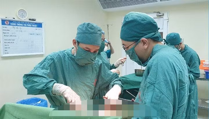 Các bác sĩ phẫu thuật cho người bệnh. 