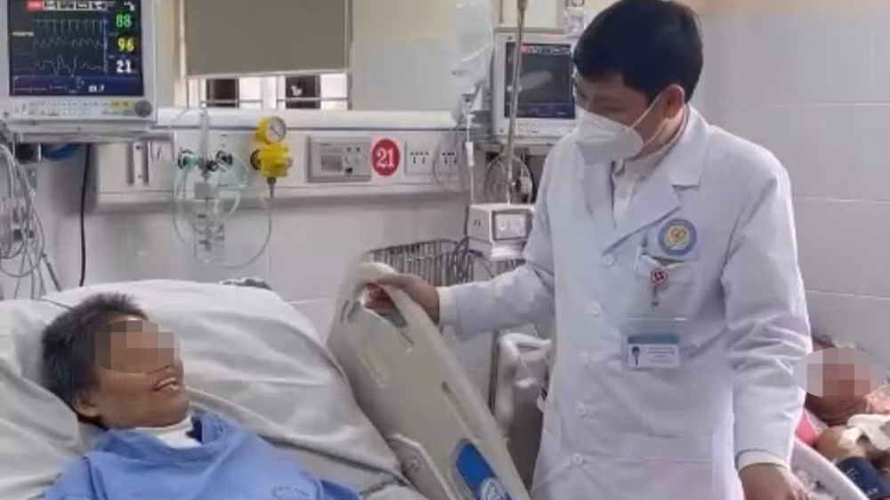 Bác sĩ Hoàng Công Tình thăm khám cho bệnh nhân.