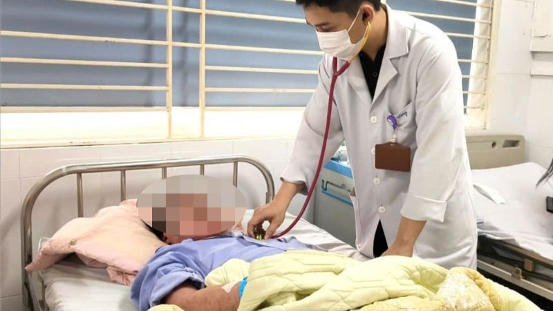 Bệnh nhân nằm điều trị tại Khoa Nội tổng hợp, Bệnh viện Bệnh Nhiệt đới Trung ương.
