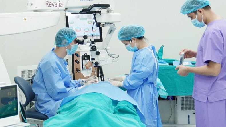 Bác sĩ thực hiện phẫu thuật phaco thay thủy tinh thể nhân tạo cho bệnh nhân.