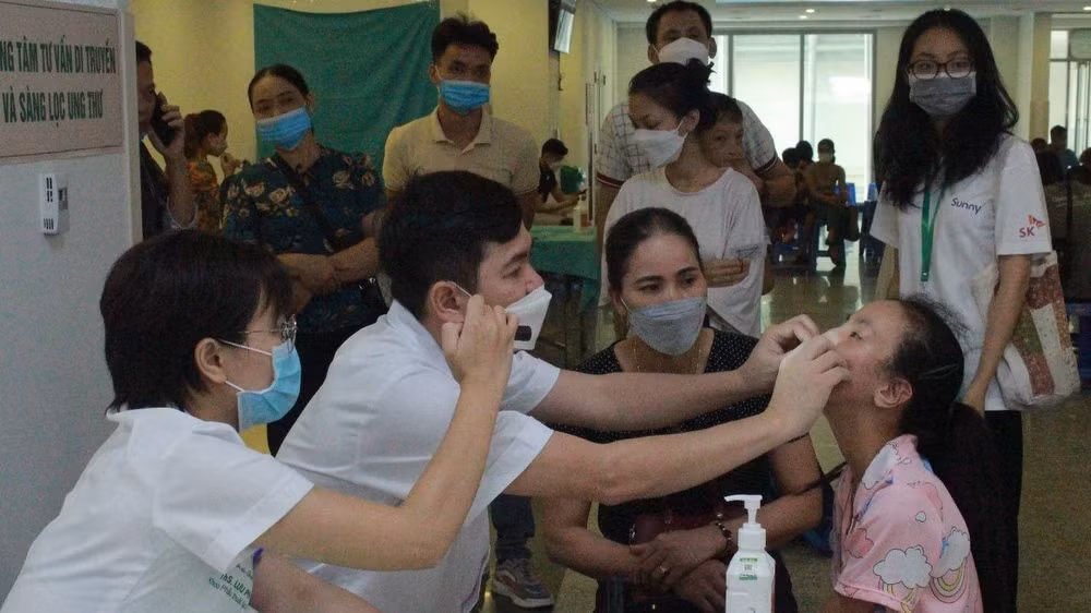 Bác sĩ khám sàng lọc cho các ca bệnh.