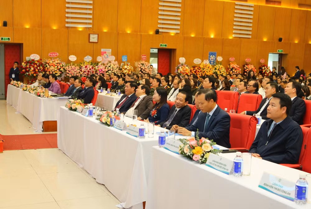 Lãnh đạo Bộ Y tế và UBND các tỉnh tham dự lễ kỷ niệm.