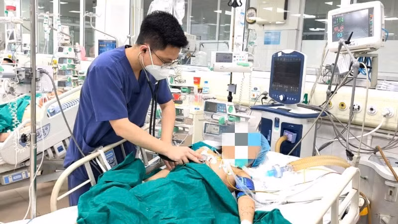 Bệnh nhi nằm điều trị tại Bệnh viện Bệnh Nhiệt đới Trung ương. (Ảnh: BVCC)