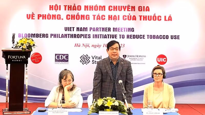 Phó Giáo sư, Tiến sĩ Lương Ngọc Khuê phát biểu tại hội thảo.