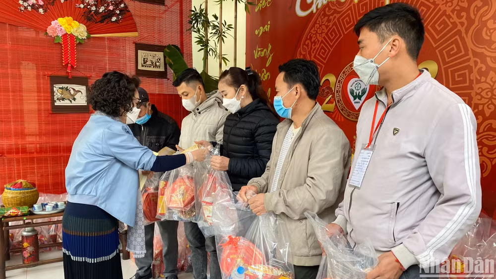 Các suất quà trao tới tay bệnh nhân và người nhà bệnh nhân.