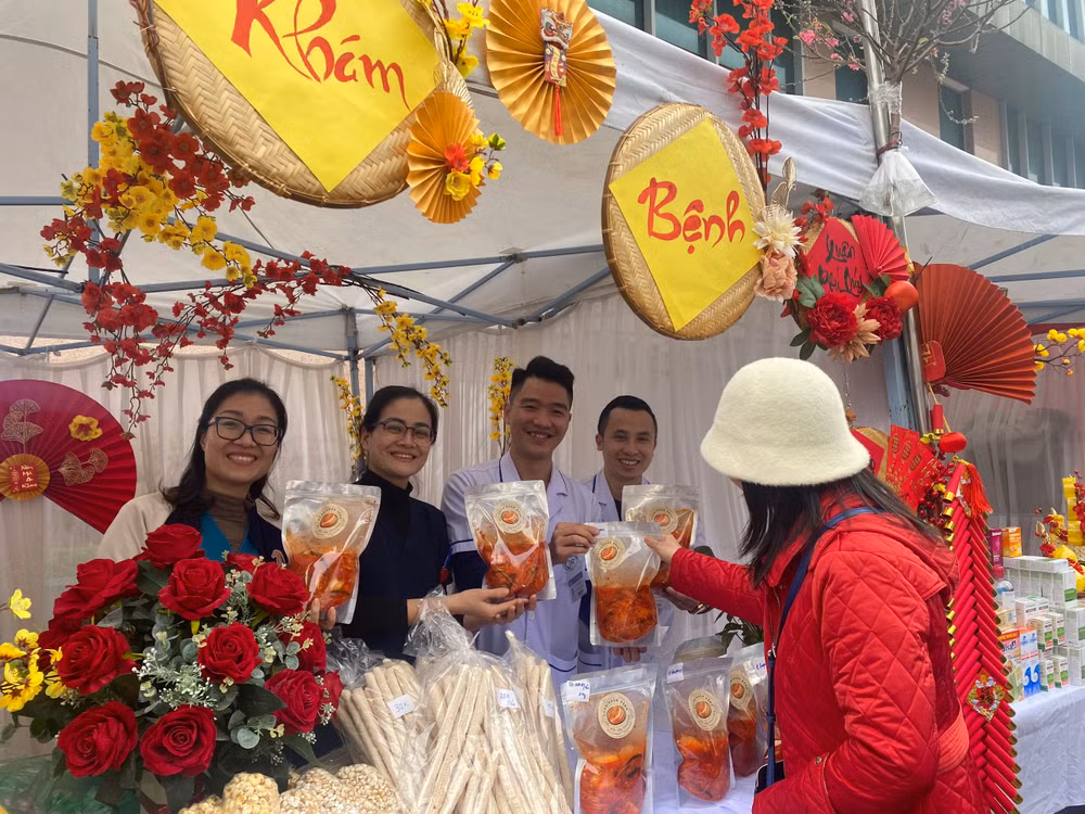 Các khoa, phòng đều có những gian hàng bán các thực phẩm phục vụ dịp Tết Nguyên đán.