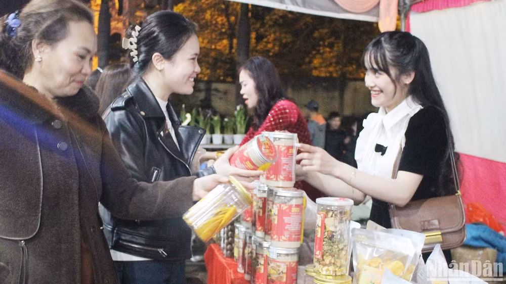 Người dân vui tươi mua sắm Tết. 