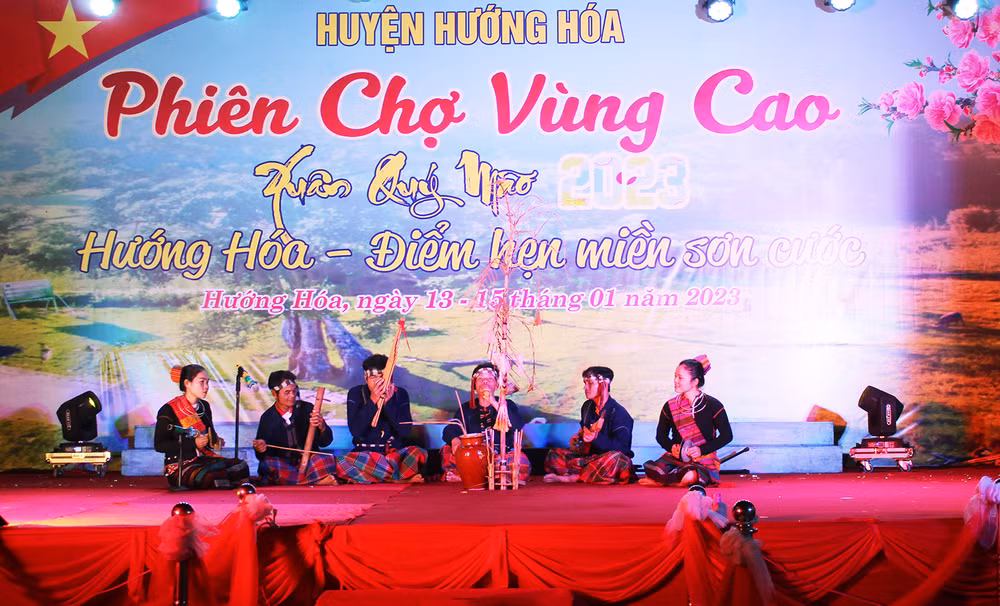 Biểu diễn nhạc cụ truyền thống tại phiên chợ.