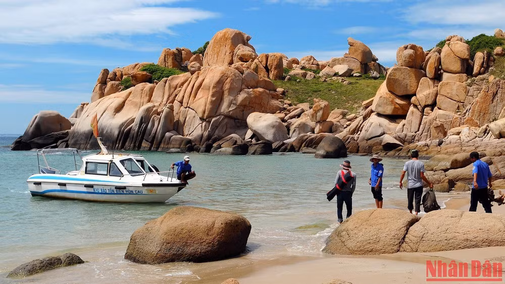  Những nét hoang sơ, độc đáo của Hòn Cau đã trở thành thế mạnh, tiềm năng quý giá để phát triển du lịch. (Ảnh: NGỌC LÂN)