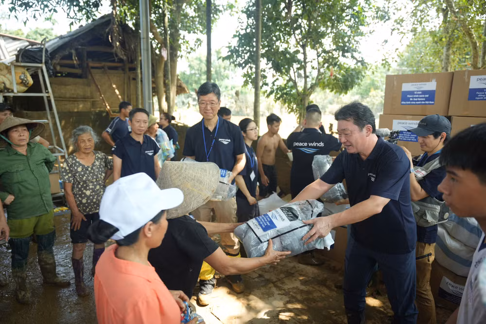 Bà con nhận quà cứu trợ từ phía tổ chức.