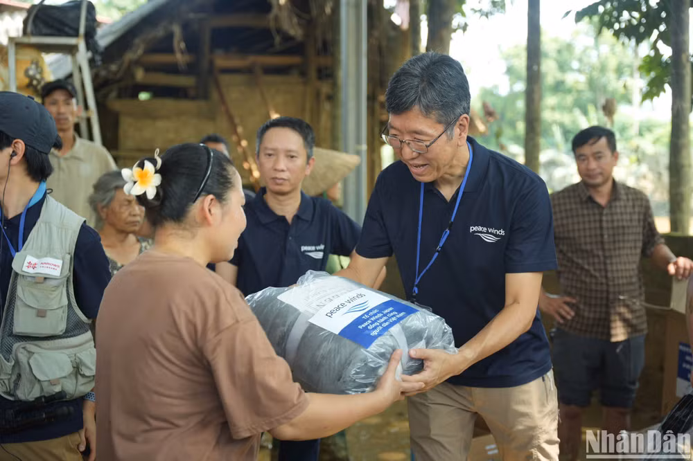 Tổ chức Peace Winds Japan tặng quà cho bà con người dân vùng lũ lụt.