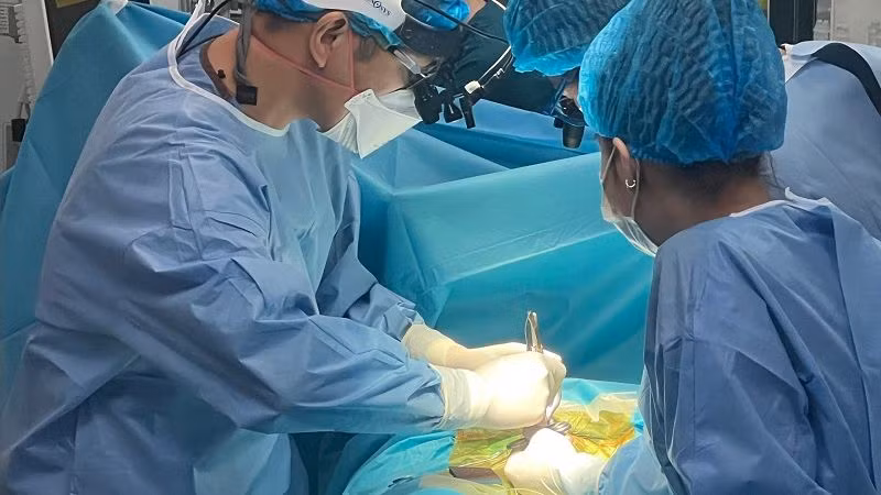 Các bác sĩ phẫu thuật cho em bé.