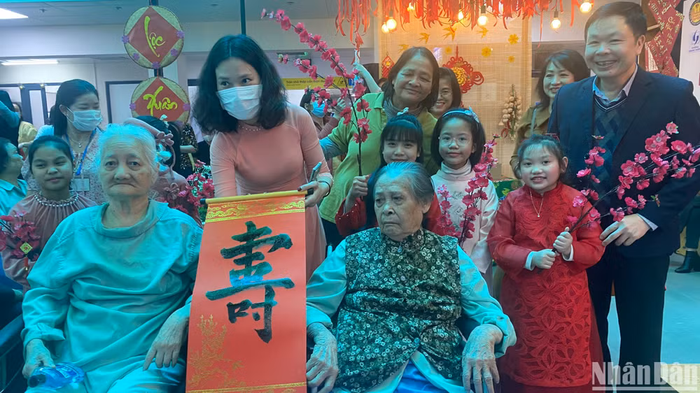 Phòng Công tác xã hội, Bệnh viện Lão khoa Trung ương tặng chữ "Thọ" cho bà Trần Thị Dung (89 tuổi) và bà Nguyễn Thị Toán (90 tuổi).