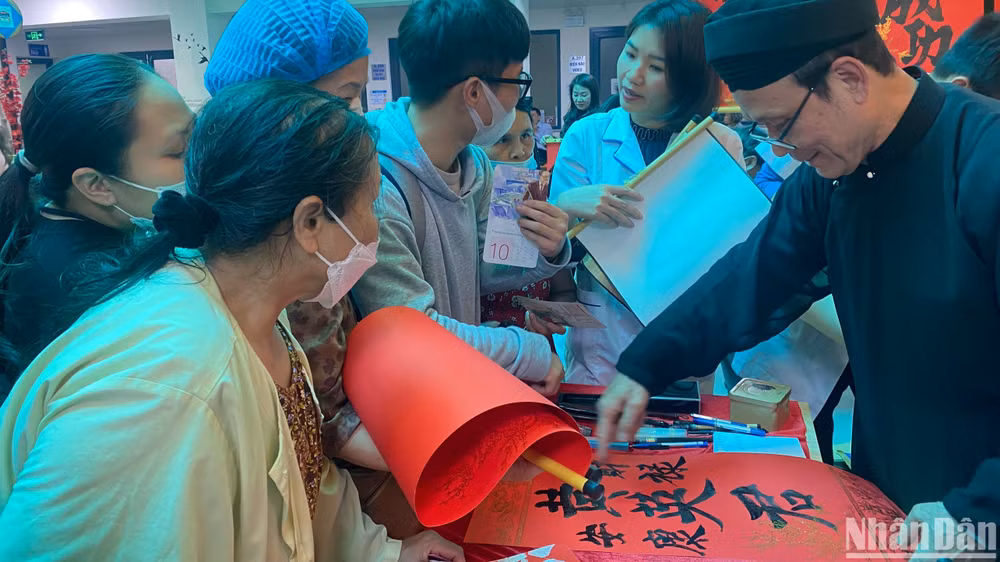 Gian hàng thư pháp thu hút đông người nhà người bệnh xin chữ: Thọ, bình an... cho người bệnh.