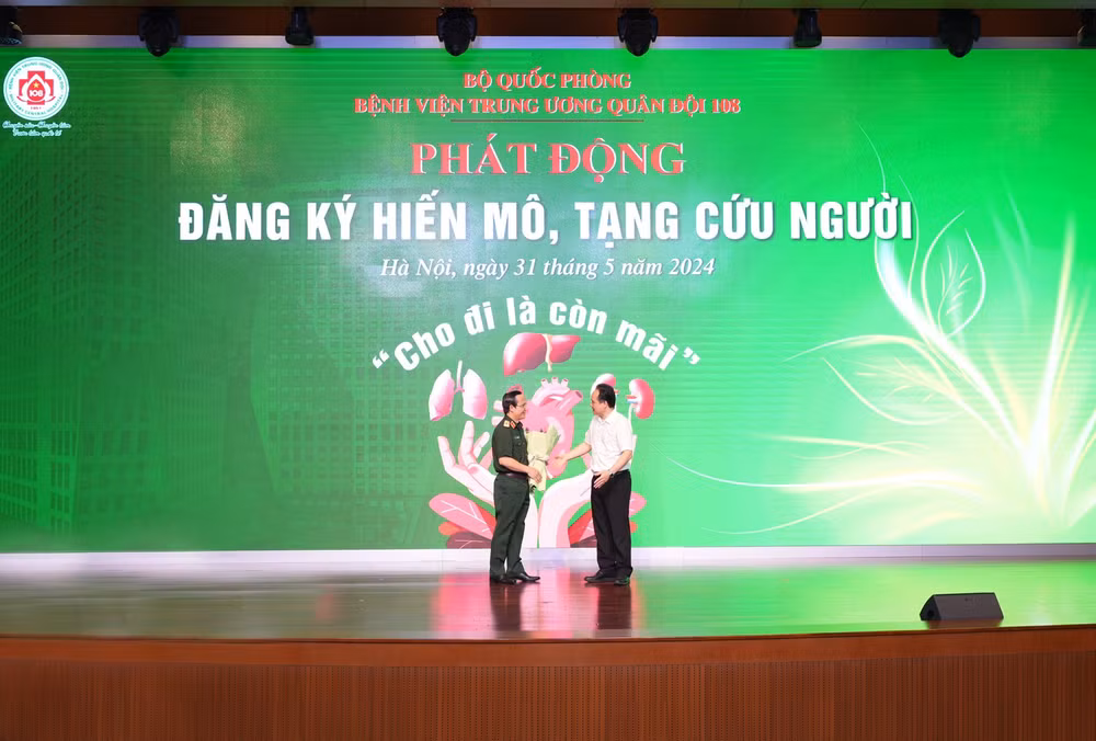 Ông Nguyễn Hoàng Phúc – Phó Giám đốc Trung tâm Điều phối ghép tạng quốc gia trao thẻ đăng ký hiến mô, tạng cho Thiếu tướng, Giáo sư, Tiến sĩ Lê Hữu Song – Giám đốc Bệnh viện Trung ương Quân đội 108.