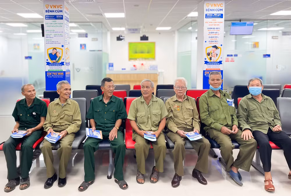 Các cựu chiến binh chờ tiêm vaccine.