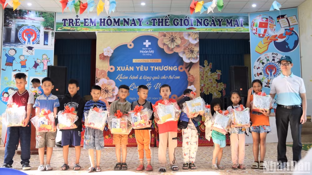 Những món quà Tết yêu thương đã được trao tận tay các em.