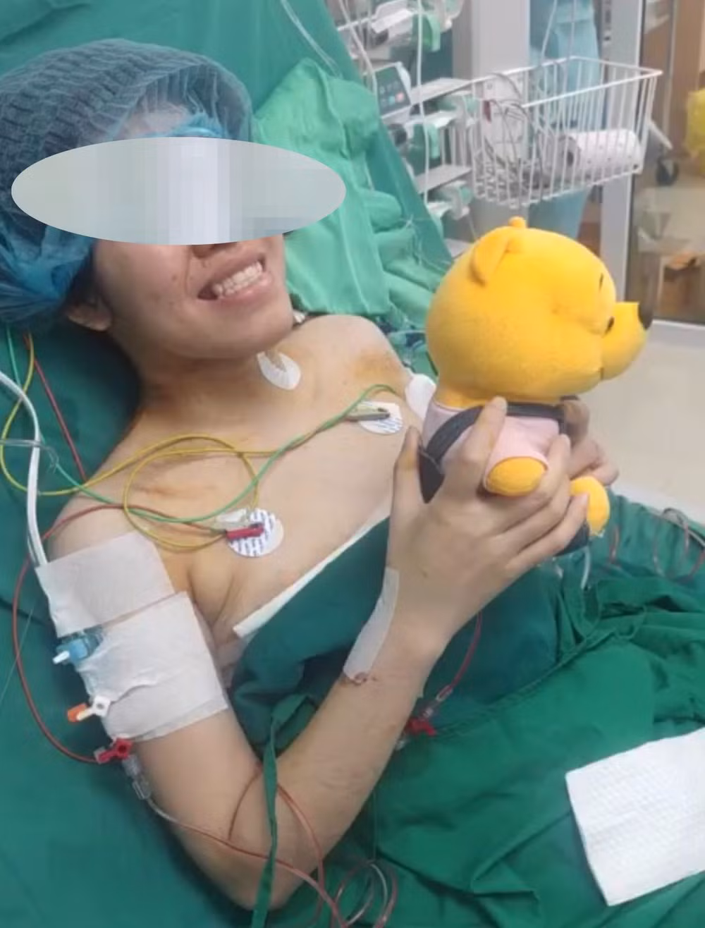 Cô gái nở nụ cười hạnh phúc sau khi hồi tỉnh.