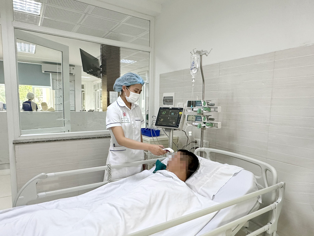 Khoa Hồi sức truyền nhiễm chăm sóc người bệnh tại khoa. (Ảnh minh họa)
