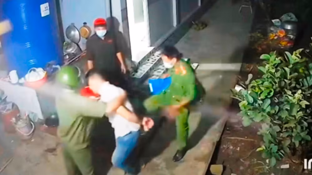 Công an xã đánh dân khi thi hành nhiệm vụ. (Ảnh cắt từ clip)