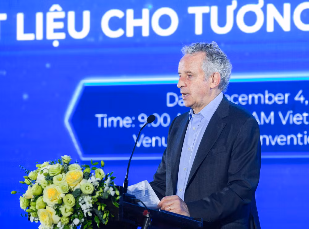 Giáo sư Sir Richard Henry Friend, FRS, Giám đốc Nghiên cứu tại Khoa Vật lý, Đại học Cambridge (Vương quốc Anh). Giáo sư Sir Richard Henry Friend, FRS, Giám đốc Nghiên cứu tại Khoa Vật lý, Đại học Cambridge (Vương quốc Anh).