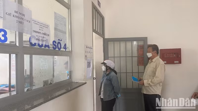 Cấp phát thuốc bảo hiểm y tế. 
