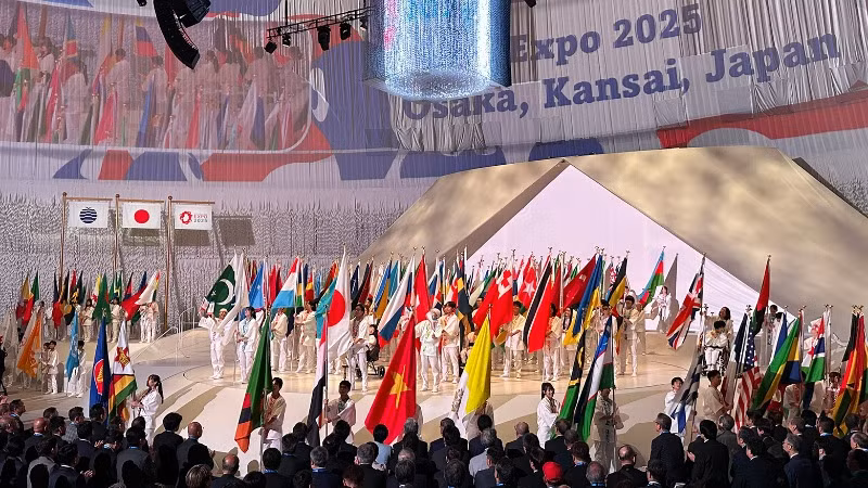 Lá cờ Việt Nam tại lễ khai mạc Triển lãm thế giới EXPO 2025. (Ảnh: Cục Hợp tác quốc tế cung cấp)