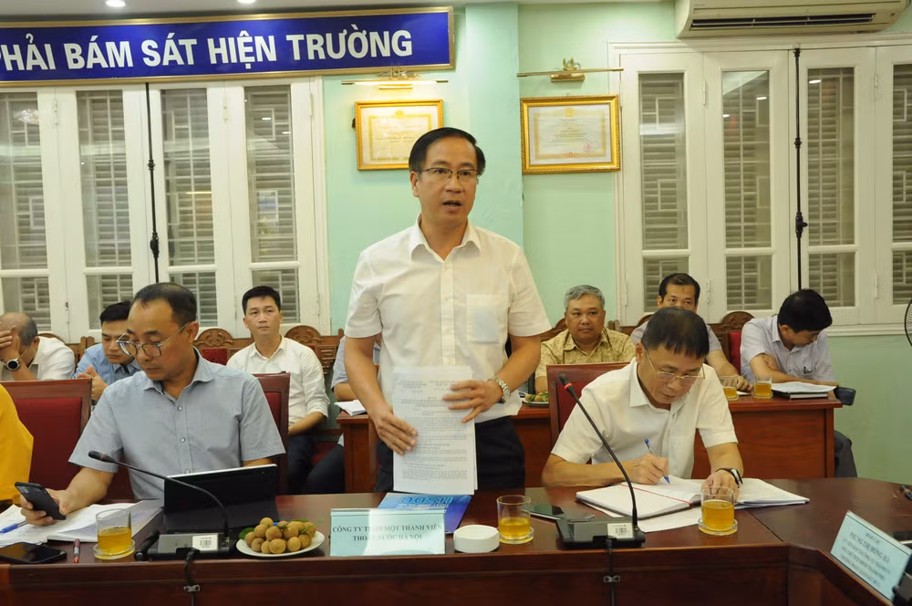 Ông Phan Hoài Minh, Tổng Giám đốc Công ty TNHH MTV Cấp thoát nước Hà Nội báo cáo tại buổi làm việc.