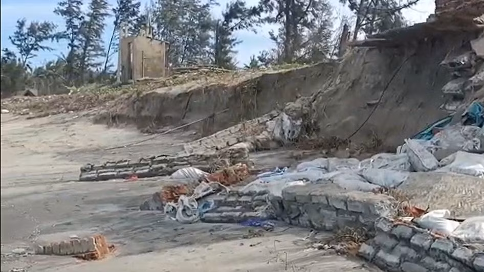 Bờ biển Cửa Đại bị sóng biển đánh sạt lở.