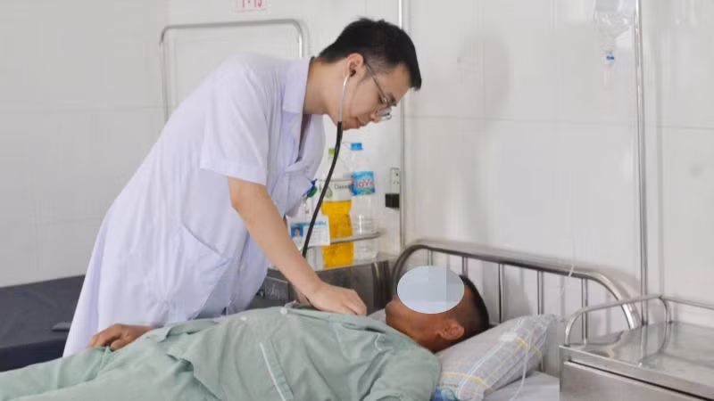 Bác sĩ chuyên khoa I Lương Minh Tuyến, Phó Trưởng Khoa Thận Lọc máu, Bệnh viện Bãi Cháy thăm khám cho các bệnh nhân bị rối loạn điện giải, suy thận cấp do nắng nóng.