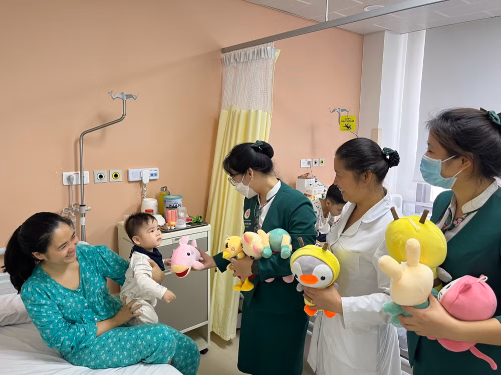 Những món quà của “Gian hàng 0 đồng” cũng đã được nhân viên Ban Công tác xã hội gửi tặng tới từng giường bệnh của người bệnh không thể tự di chuyển và có hoàn cảnh khó khăn.