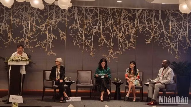 Anh Nguyễn Anh Phong, đại diện Mạng lưới người sống chung với HIV chia sẻ tại sự kiện.