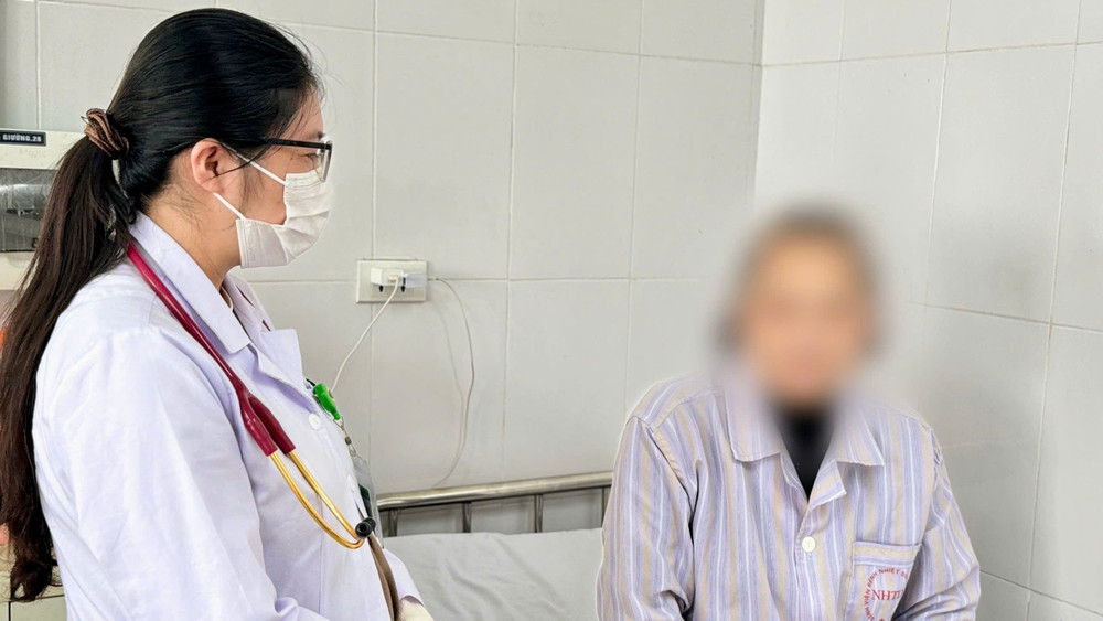 Bệnh nhân nằm điều trị tại Bệnh viện Bệnh nhiệt đới Trung ương. 