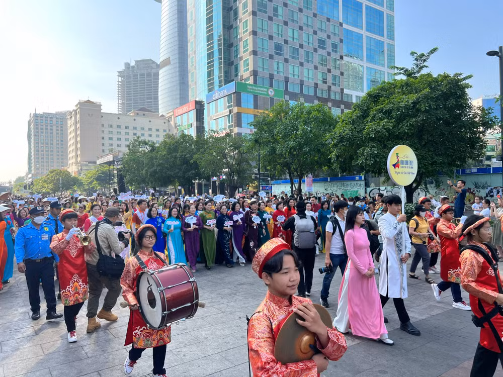 Diễu hành “Tôi yêu Áo dài Việt Nam” thu hút hơn 3.000 hội viên hội phụ nữ thành phố tham gia.