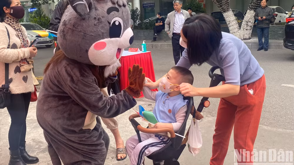 Các bé được đón tiếp nồng nhiệt từ cổng chào.