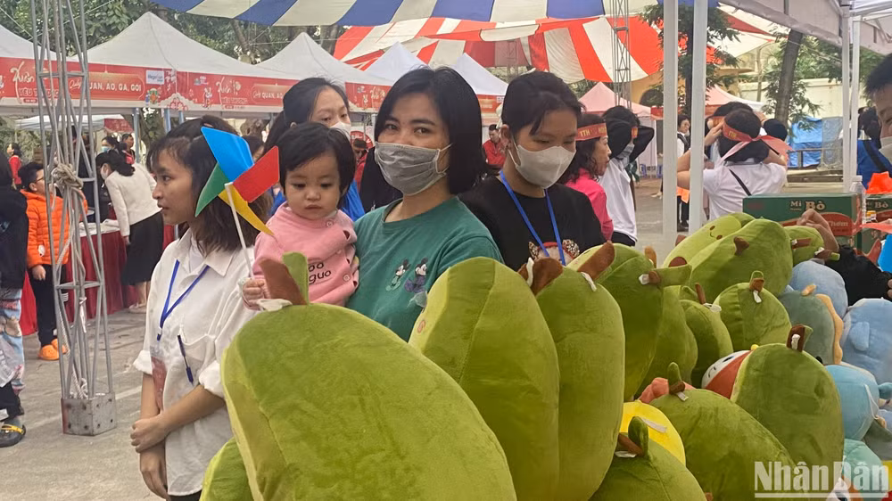 Các bé được trải nghiệm trò chơi nặn tò he, nhận phần quà gấu bông...