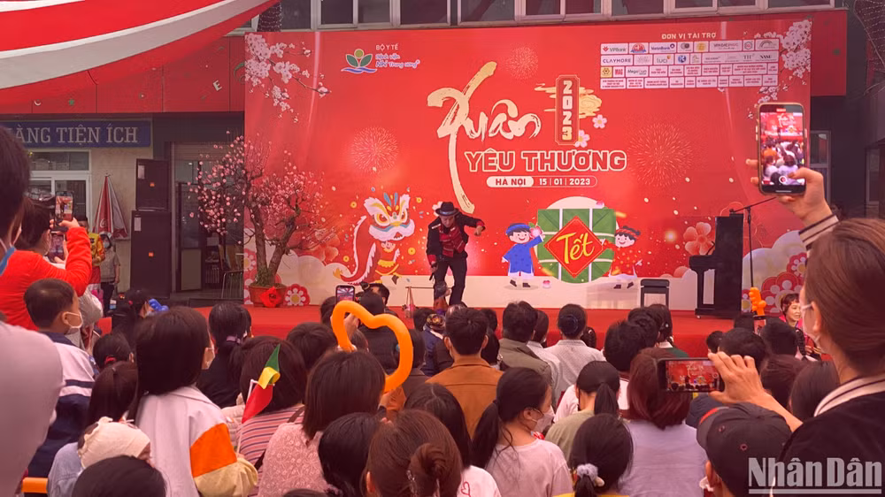 Hàng nghìn bệnh nhi háo hức khi được thưởng thức các tiết mục nghệ thuật hấp dẫn.