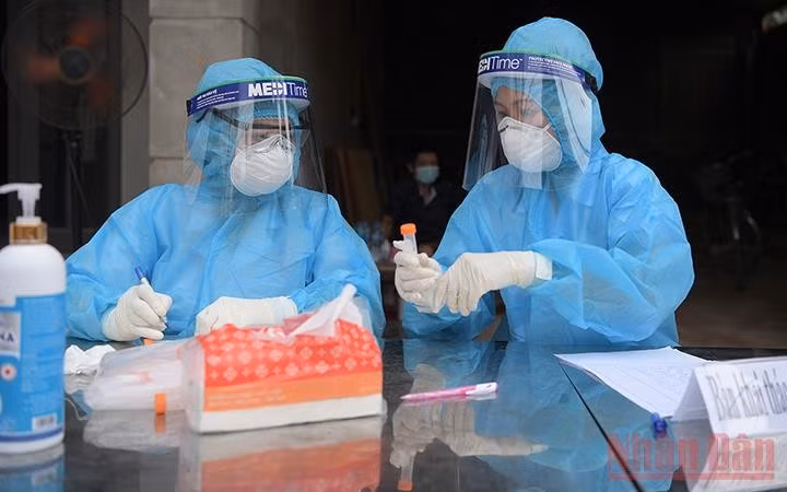 Cán bộ y tế tham gia phòng, chống dịch Covid-19 tại Hà Nội (Ảnh minh họa: DUY LINH).