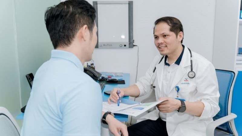 Tiến sĩ, bác sĩ Ngô Chí Cương, Phó Giám đốc Bệnh viện đa khoa Medlatec tư vấn cho người bệnh. 