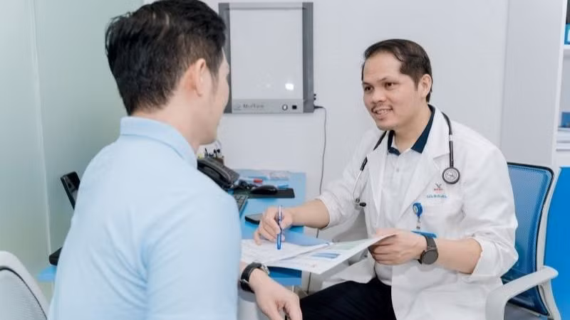 Tiến sĩ, bác sĩ Ngô Chí Cương, Phó Giám đốc Bệnh viện đa khoa Medlatec tư vấn cho người bệnh. 