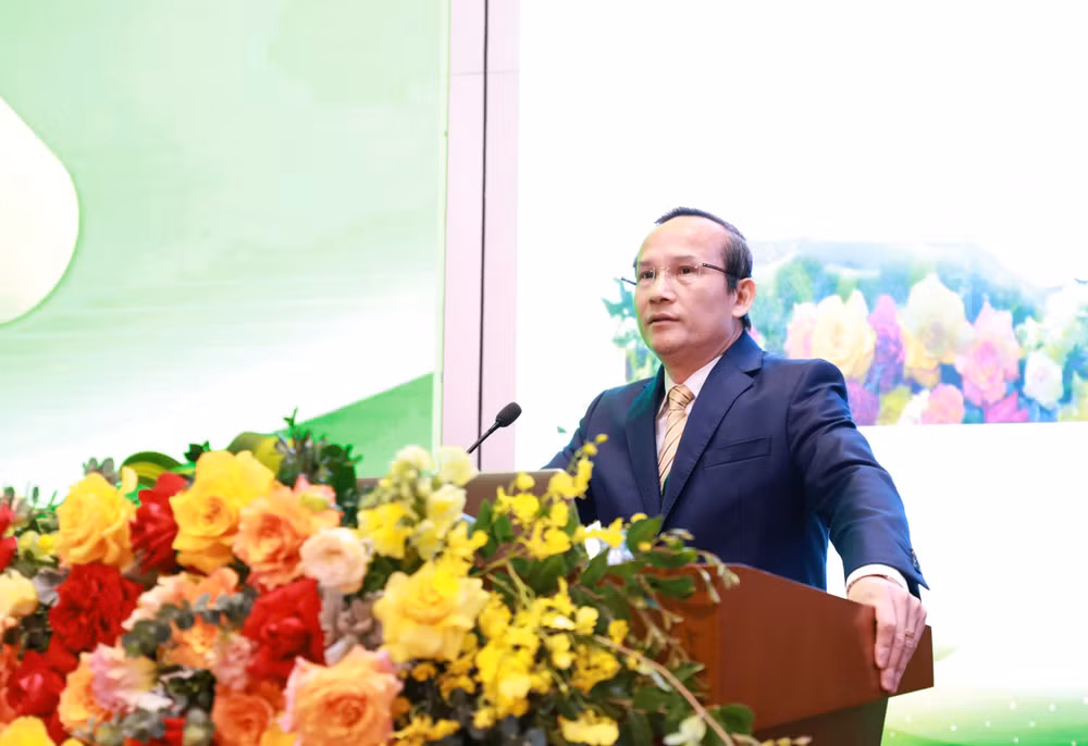 Thiếu tướng, Giáo sư, Tiến sĩ Lê Hữu Song, Giám đốc Bệnh viện Trung ương Quân đội 108 phát biểu khai mạc hội nghị.