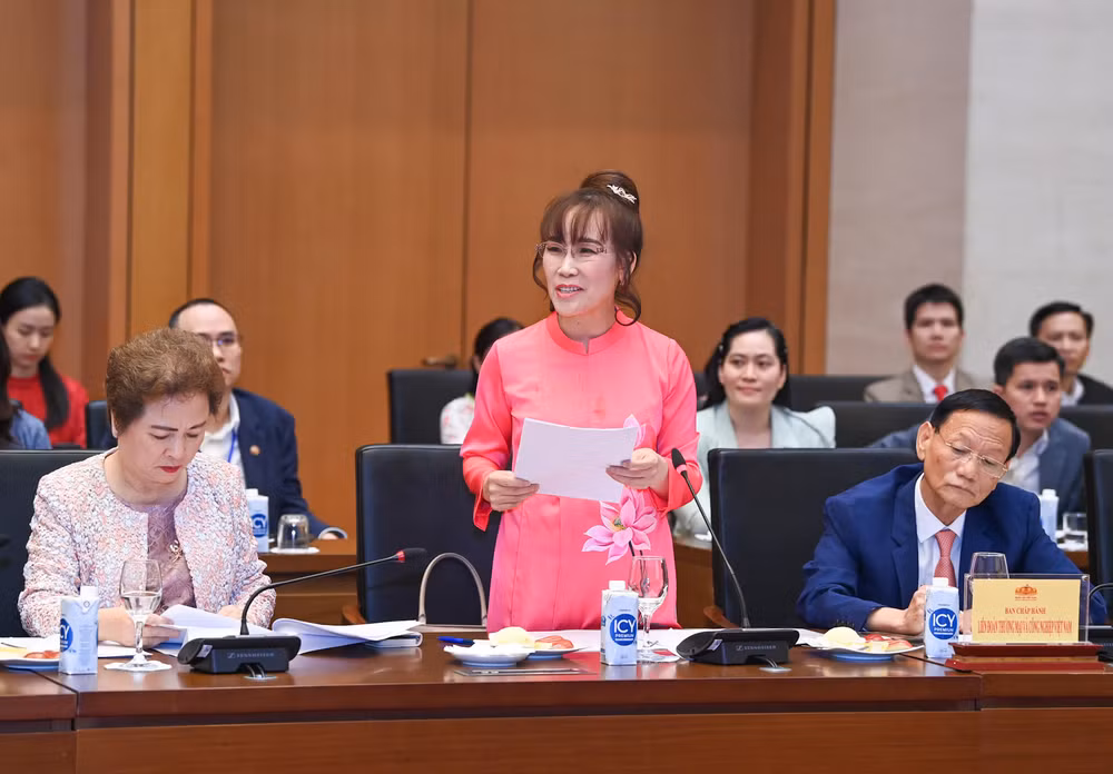 Doanh nhân Nguyễn Thị Phương Thảo, Chủ tịch Sovico Group phát biểu tại buổi gặp mặt. (Ảnh: DUY LINH)