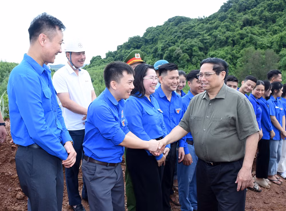 Thủ tướng thăm hỏi, động viên lực lượng thanh niên tham gia hỗ trợ thi công dự án.