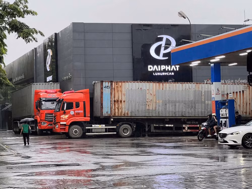 Dùng xe container chặn cửa.