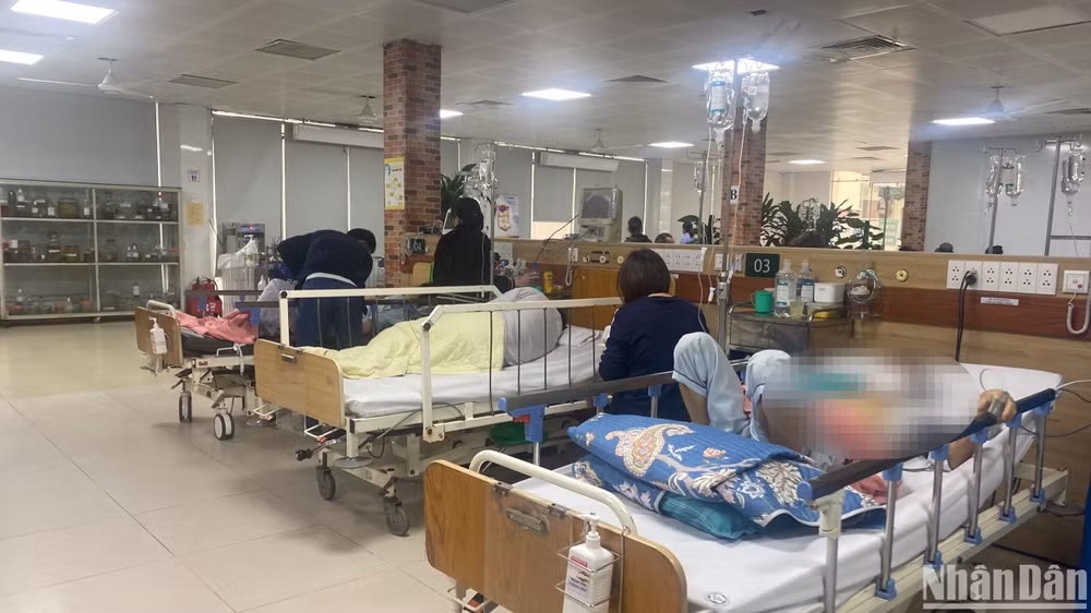 Trung tâm Chống độc, Bệnh viện Bạch Mai thường xuyên tiếp nhận các ca ngộ độc chất gây nghiện, ngộ độc bóng cười, thuốc lá điện tử....